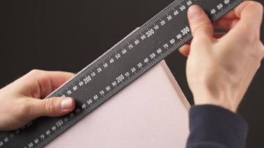 Koltuklar ve yastıklar için bir parça köpük ölçen işçilerin yakın çekimi. Mobilya poleni köpüğü