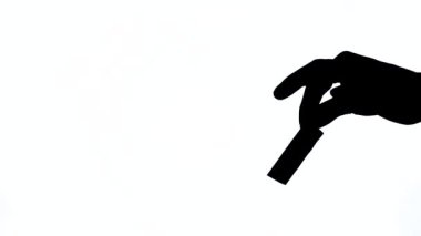 Adamın eli bir parça koli bandını bir makasla kesiyor. Yakın çekim gösteri videosu. Siyah ve beyaz kontrastlı çekim, izole