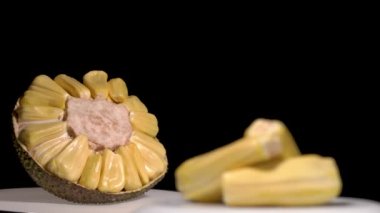 İnanılmaz lezzetli, yeni soyulmuş bir Jackfruit 'in yakın plan videosu. Kamera odağı değiştiriliyor. İzole edilmiş, siyah arkaplanda.