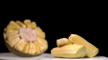 Tropikal taze soyulmuş ekmek meyvesinin yakın plan videosu. Kamera odağı değiştiriliyor. İzole edilmiş, siyah arkaplanda.