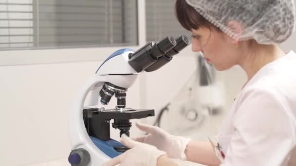 Pesquisador Cientista Usando Microscópio Laboratório Examinar Amostras Biológicas Humanas Conceito — Vídeo de Stock