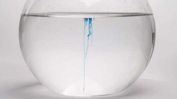 Капает Темно Голубую Химическую Жидкость Стеклянную Колбу Чистой Прозрачной Жидкостью — стоковое видео