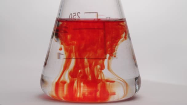 Mieszanie Odczynników Chemicznych Płyn Kolbie Zmieniający Kolor Zbliżenie Reakcji Chemicznej — Wideo stockowe