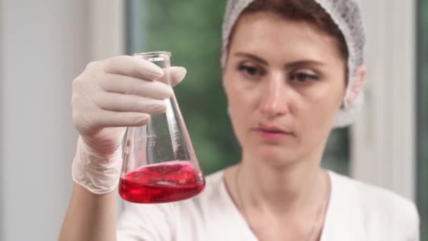 有魅力的女性实验室技术员用化学品进行科学实验 化学试剂的混合 医学研究概念 — 图库视频影像