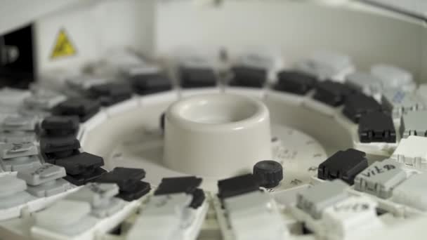 医用化验室自动化化学分析器中的样品 — 图库视频影像