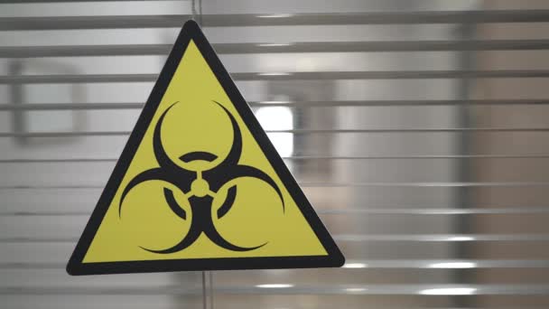 生物危害标志着生物威胁警报 隔离的黑色黄色三角形在实验室入口门上 选择性对焦射击 — 图库视频影像