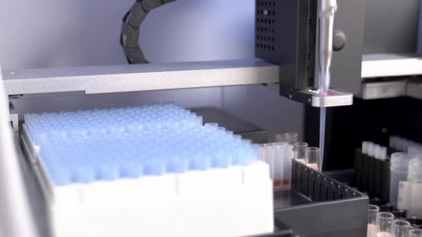 Närbild Automatiserad Analysator Utför Prover Forskning Högteknologiska Laboratorium Testning Biologiska — Stockvideo