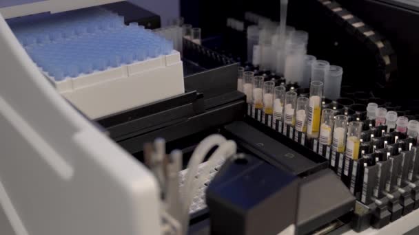 Närbild Automatiserad Process För Biologisk Provsforskning Automatiserad Analysator Testning Biologiska — Stockvideo