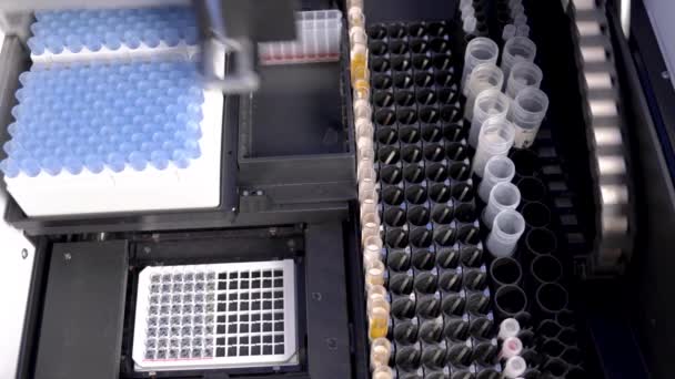 Analisador Automático Altamente Tecnológico Moderno Que Executa Testes Hematológicos Clínicos — Vídeo de Stock