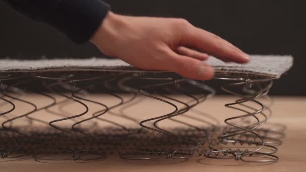 专业的工厂工人展示沙发室内装饰元素 凸轮线圈被泡沫芯和纤维包裹着 — 图库视频影像