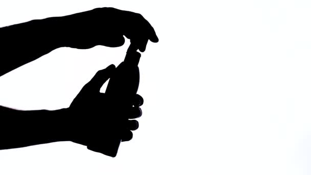 Крупный План Мужской Руки Держащей Бутылку Открывающей Дозирующий Колпачок Изолированный — стоковое видео