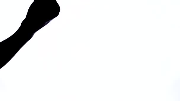 男の拳のジェスチャー 強さのデモンストレーションシンボル 白黒のショット — ストック動画