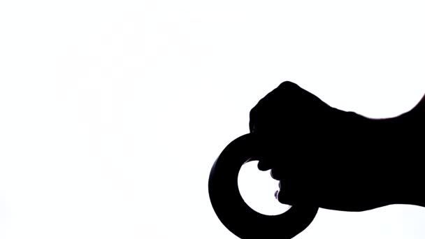ダクトテープロールの一部を引き裂く男の手のクローズアップ 白と黒のショット 隔離された — ストック動画