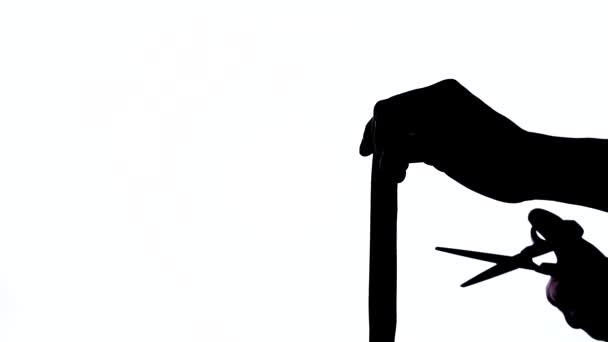 Мужская Рука Перерезает Ленту Ножницами Видеозапись Крупным Планом Черно Белый — стоковое видео