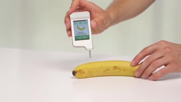 Close Homem Realizando Teste Para Limite Nitratos Banana Usando Testador — Vídeo de Stock