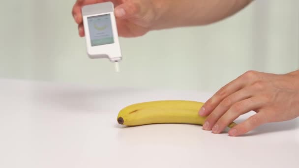 一个关于硝酸盐的特写演示视频限制了香蕉的测试 硝酸盐测试仪超过限额 — 图库视频影像