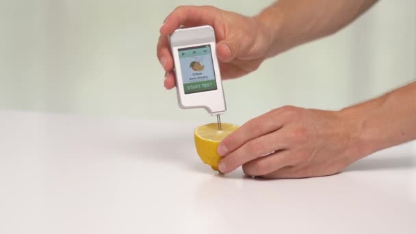 Close Homem Usando Testador Portátil Para Verificar Nitratos Limão Alimentação — Vídeo de Stock