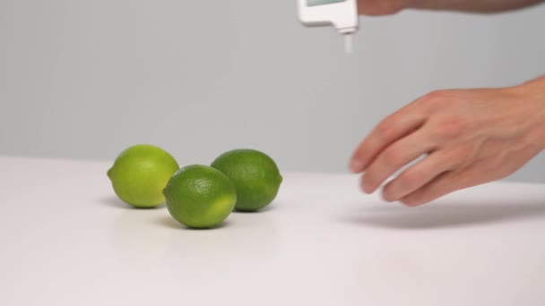 Zbliżenie Rąk Człowieka Trzymającego Przenośny Tester Azotanów Sprawdzania Azotanów Limonkach — Wideo stockowe