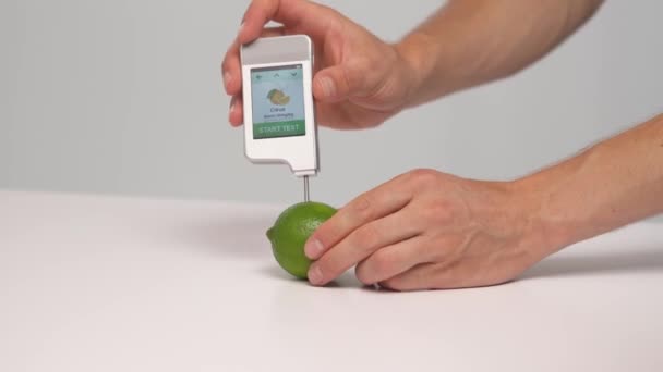 Användning Nitrattestare Kemisk Analys Ekologisk Kalkfrukt Begreppet Hälsosam Kost — Stockvideo