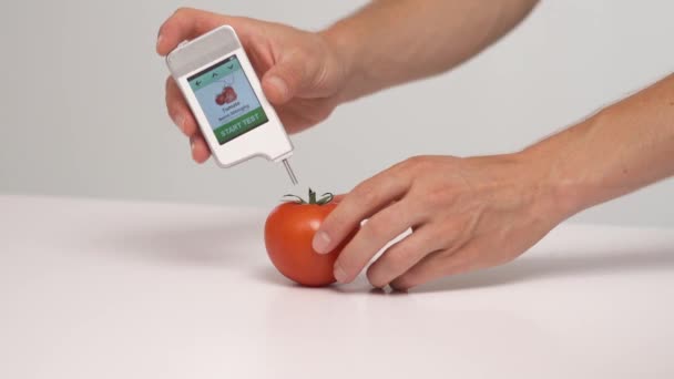 用西红柿进行硝酸盐限度的试验 硝酸盐测试仪健康营养概念 — 图库视频影像