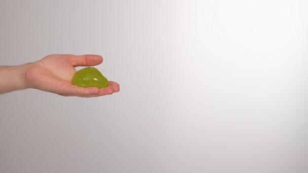Uomo Che Gioca Con Melma Verde Muco Fresco Giocattolo Liquido — Video Stock