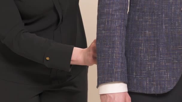 テーラーズハンドの詳細は 男性のスーツの縫製のための脚の測定を取ります 男性のためのベスポークスタイリッシュな服 — ストック動画