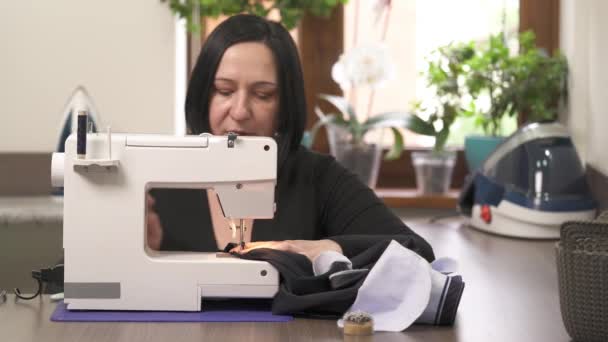 Швея Швейная Помощью Профессиональной Машины Шитье Классического Стиля Черного Мужского — стоковое видео