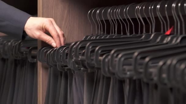 Butikteki Erkek Pantolonlarının Çeşitliliğinin Yakın Plan Çekimi Kıyafet Seçen Müşteri — Stok video