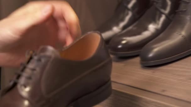 Primo Piano Del Cliente Maschio Guardando Scarpe Pelle Marrone Prima — Video Stock