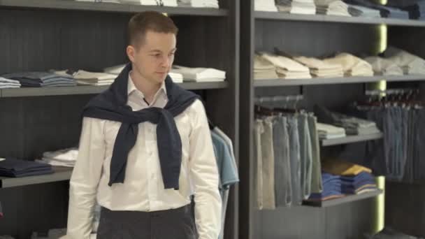 Homem Bonito Que Demonstra Camisa Elegante Branca Showroom Boutique Masculina — Vídeo de Stock
