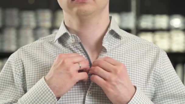Демонстрация Крупным Планом Мужчины Застегивающего Стильную Серую Рубашку Изолированный Размытом — стоковое видео