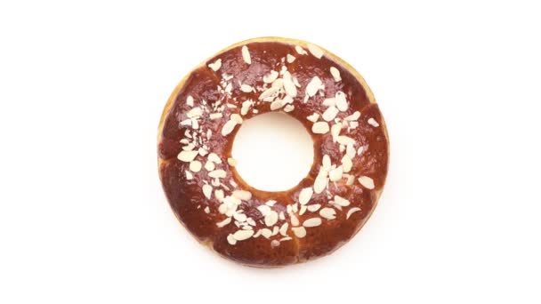 Sabroso Donut Chocolate Con Chips Almendras Mesa Giratoria Aislado Sobre — Vídeo de stock