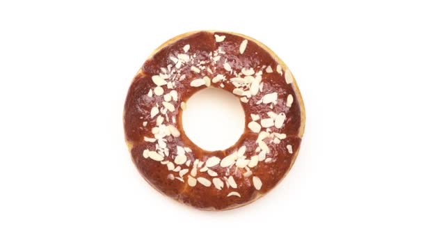 Süßer Donut Mit Schokolade Und Mandelchips Auf Drehtisch Glasiert Vereinzelt — Stockvideo