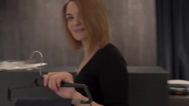 Çekici bir tezgahtar soyunma odasına gidiyor. Bir müşteriye pantolon teklif etmek. Değişik seçenekler. Marka kıyafetler.