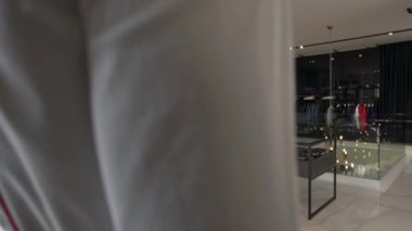 Erkek giyim mağazasının içini gösteren bir gösteri videosu. Pahalı kıyafetler, lüks takım elbiseler.