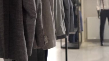 Butikteki erkek ceketlerinin çeşitliliğinden bir kukla. Yakın çekim gösterisi. Lüks moda mağazası kavramı