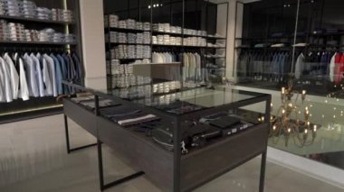 Pahalı lüks erkek giyim mağazasının içini gösteren bir gösteri videosu. Moda endüstrisi