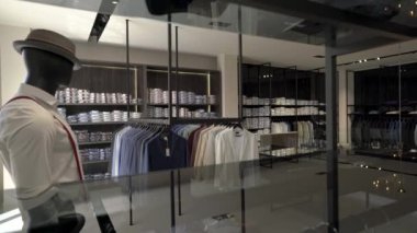Lüks erkek giyim mağazasının iç mekanının bir gösterisi. Özel giysiler. Moda endüstrisi