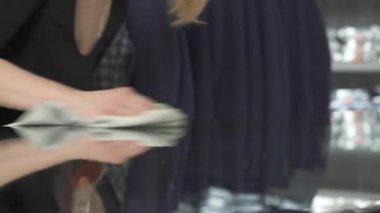 Erkek moda mağazasında temizlik yapan bir esnafın yakın çekim gösterisi. Dükkanda çalışıyorum. Her gün rutin