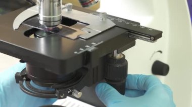 Tıp laboratuarı, bilim adamları mikroskop kullanarak biyolojik örnekleri, sıvıyı ve profesyonel ekipmanları test ediyorlar. Bilimsel ve sağlık araştırma konsepti