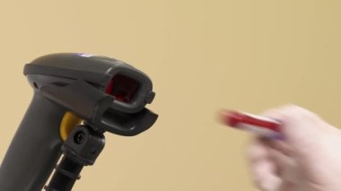 Tıbbi teknoloji uzmanının kan örneğiyle test tüpünü taraması. Bilimsel ve sağlık araştırma konsepti. İzole edilmiş, bulanık arkaplanda