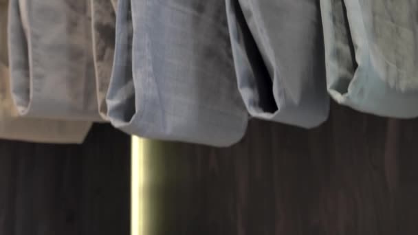 Erkek Lüks Moda Butiğindeki Erkek Pantolonlarının Çeşitliliğinin Alttaki Yakın Çekim — Stok video