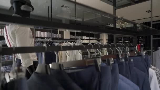 高級ブランド男性服ブティックのインテリアの一番上のショット ファッション業界のコンセプト — ストック動画