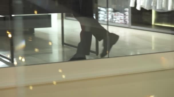 Klient Spacerujący Salonie Męskiego Butiku Odzieżowego Stylowym Wnętrzem Patrzący Przez — Wideo stockowe