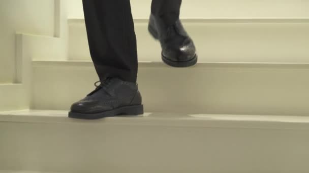 Nahaufnahme Eines Mannes Der Wunderschönen Schwarzen Lederschuhen Die Treppe Hinuntergeht — Stockvideo