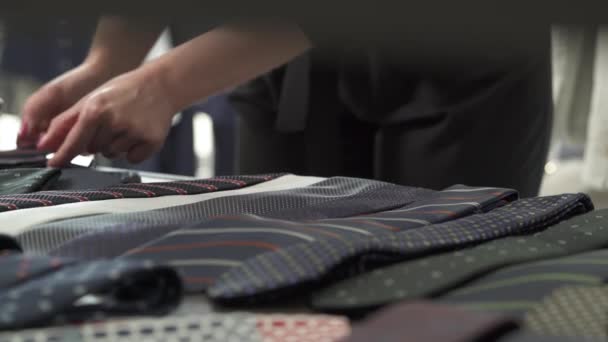 Adamın Giyim Mağazasına Şık Kravatlar Takan Bir Dükkan Sahibi Moda — Stok video