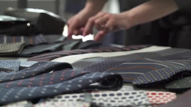 Detailní Záběr Obchodníka Demonstrující Stylové Vazby Pánském Obchodě Oblečením Módní — Stock video