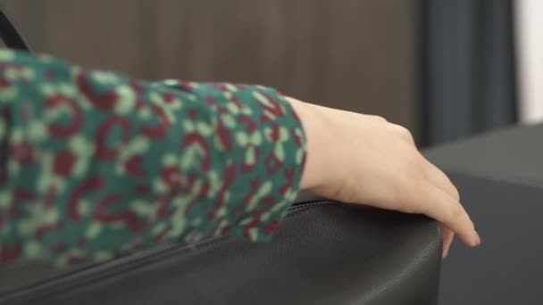 Крупный План Женской Руки Открывающей Молнию Элегантной Черной Кожаной Сумочки — стоковое видео