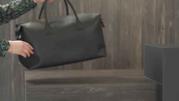 女性オープンジッパーの彼女のエレガントな黒革のハンドバッグ スタジオショット ブラウンの背景 クローズアップ — ストック動画