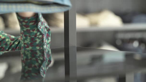 Sebuah Close Dari Asisten Toko Menempatkan Celana Laki Laki Biru — Stok Video
